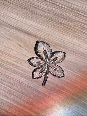 Vintage Sarah Coventry Gold Tone Leaf Brooch